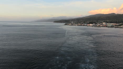Dominica-Hinter-Dem-Kielwasser-Eines-Schiffes