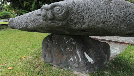 Moorea-face-stone-on-bird-stone