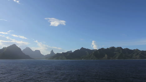 Moorea-Vista-Lejana-De-Las-Montañas