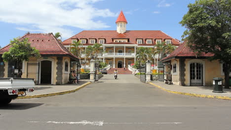 Tahití-Papeete-Edificio-Gubernamental-Con-Scooter