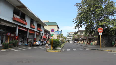 Tahití-Gente-Cruzando-Una-Calle-En-Papeete