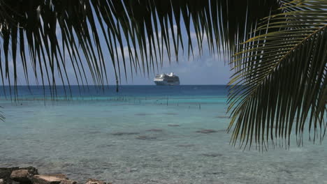 Ein-Schiff-Und-Palmwedel-Bei-Rangiroa