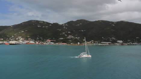 Tortola-Und-Segelboot
