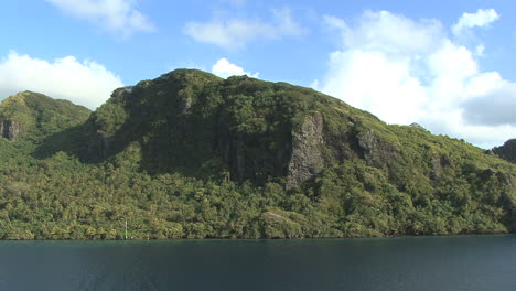 Huahine-Blick-Auf-Klippen