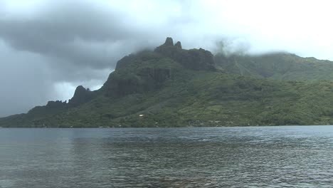 Regenwolken-über-Cook&#39;s-Bay-Auf-Moorea