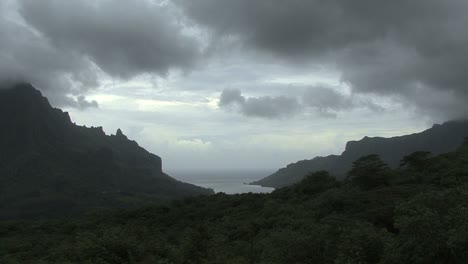 Moorea-Bewegte-Wolken-Kochbucht