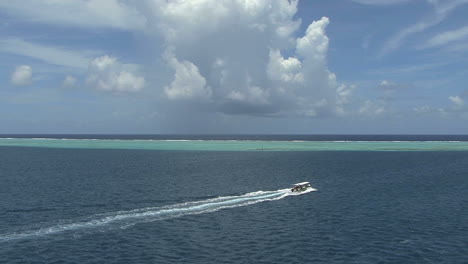Raiatea-Ausflugsboot-In-Der-Lagune