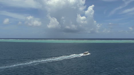 Raiatea-excursion-boat-in-lagoon