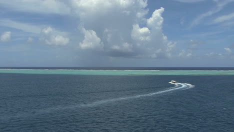 Raiatea-excursion-boat-in-lagoon-2