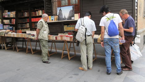 Madrid-Buchverkäufer-Stand-4