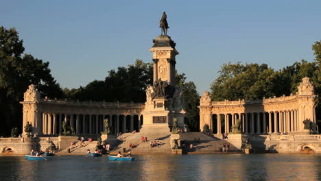 Parque-De-Madrid-Lago-Y-Estatua