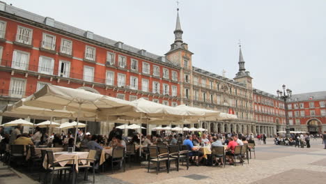 Madrid-Spanien-Plaza-Mayor-Mit-Café