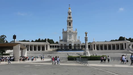 Fatima-Kirche-Unter-Strahlend-Blauem-Himmel