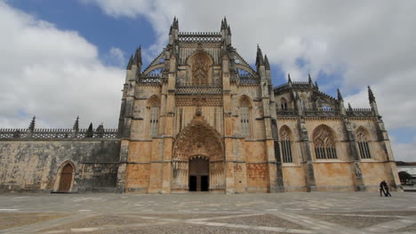 Portugal-Fachada-Del-Monasterio-De-Batalha-Con-Una-Persona