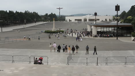Plaza-De-Fatima-Con-Muchos-Peregrinos