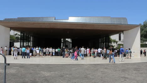 Fatima-Menge-Am-Außenaltar