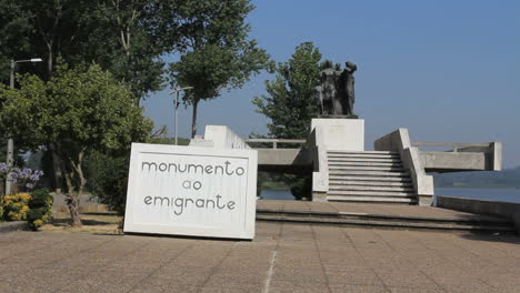 Auswandererdenkmal-In-Einem-Portugiesischen-Dorf