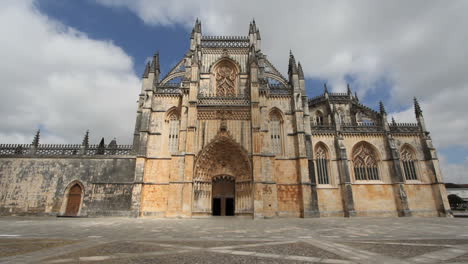 Portugal-Batalha-Klostereintritt-Mit-Sonne