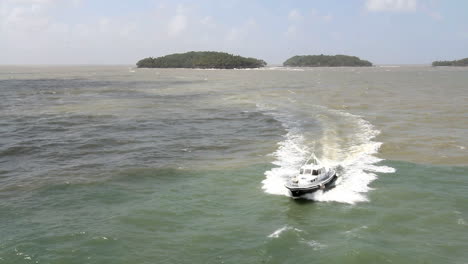 Devil's-Island-boat-approaches