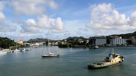 St.-Lucia-Castries-Hafenschlepper-Und-Segelboot