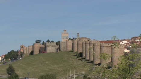 Avila-Spanien-Mauern-Zoomen-Auf-Roten-LKW