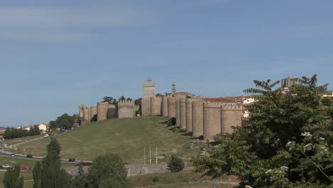 Avila-Spain-walls-zooms-out-from-gate