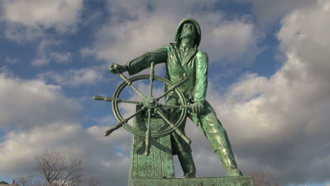 Massachusetts-Gloucester-Fischer-Statue-Vorderansicht-Zeitraffer-Sx