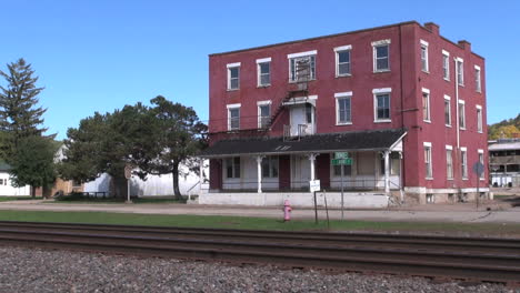 Wisconsin-Cassville-Con-Edificio-De-Ladrillo-Y-Pistas-Sx