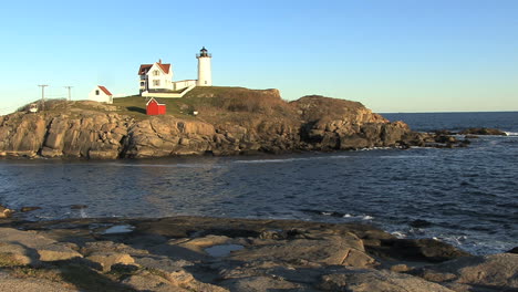 Maine-Nubble-Leuchtturm-über-Bucht-Hx