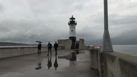 Reflejos-Y-Personas-Del-Faro-De-Duluth