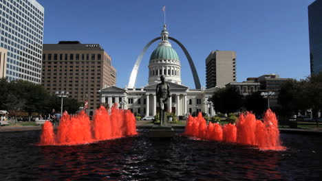 Missouri-St-Louis-fountain-&-courthouse-arch-c