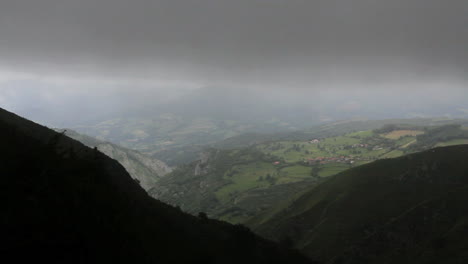 Spanien-Kantabrien-Tal-Im-Nebel-2-C