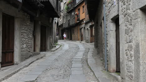 Spain-La-Alberca-street-with-tourists