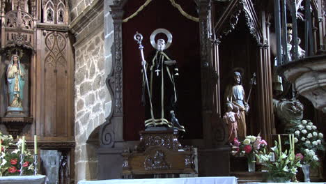 España-Galicia-Dentro-De-La-Iglesia-1