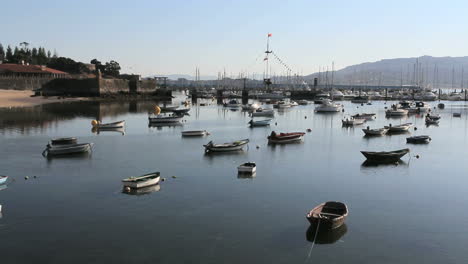 España-Galicia-Baiona-Muchos-Barcos-Castillo-Muralla-2