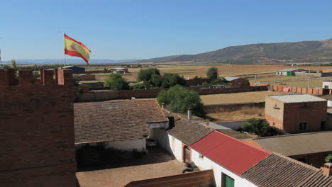 Spanien-Kastilien-Calzada-De-Calatrava-Flagge-Im-Wind