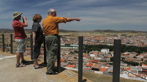 España-Castilla-Turistas-En-Consuegra-Mirador