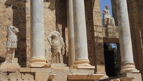 Spanien-Merida-Römisches-Theater-Mit-Statuen