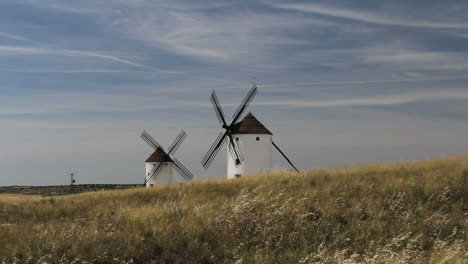 Spanien-Mota-Del-Cuervo-Windmühlen-Auf-Einem-Grasbewachsenen-Hügel