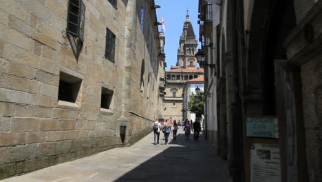 Santiago-Iglesia-Y-Calle-Con-Toursts