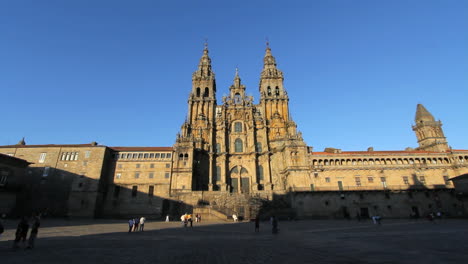 Vista-De-La-Catedral-De-Santiago-En-La-Tarde