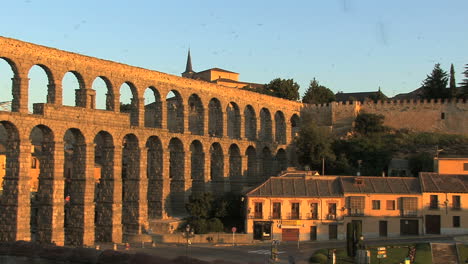 Segovia-Spanien-Aquädukt-Am-Frühen-Morgen-Licht
