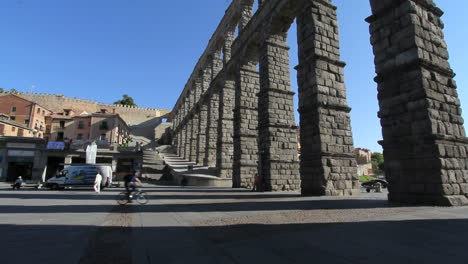 Acueducto-De-Segovia-Con-Bicicleta