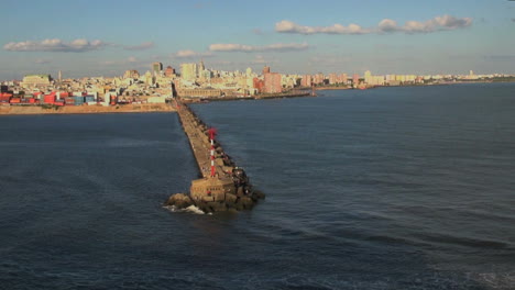 Horizonte-Y-Muelle-De-Montevideo