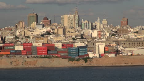 Skyline-Von-Montevideo-Mit-Containern