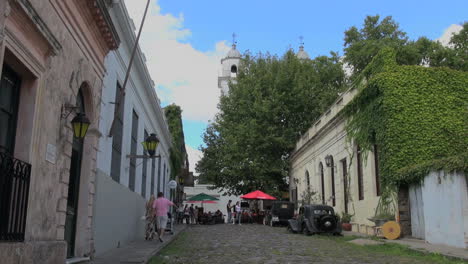 Uruguay-Colonia-street-&-old-cars