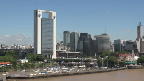 Skyline-Von-Buenos-Aires-Und-Hafen-Für-Kleine-Boote