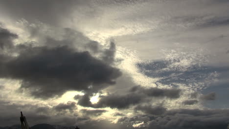 Argentinien-Ushuaia-Dunkle-Wolken-Ziehen-über-Turm-Timelapse