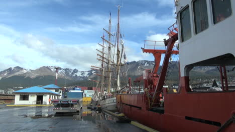 Argentina-Ushuaia-Barco-Rojo-Con-Mástiles-Y-Montañas