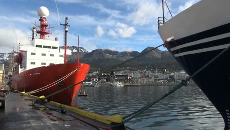 Argentinien-Ushuaia-Stadt-Und-Hügel-Zwischen-Schiffen-And